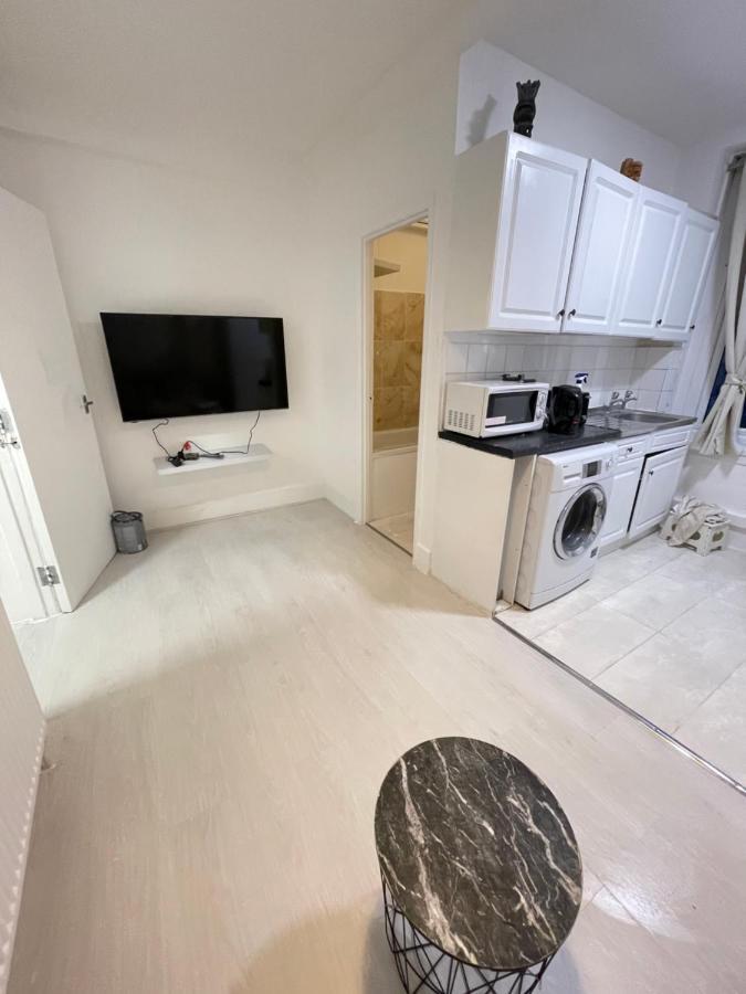 One Bedroom Flat Miles London Exterior photo